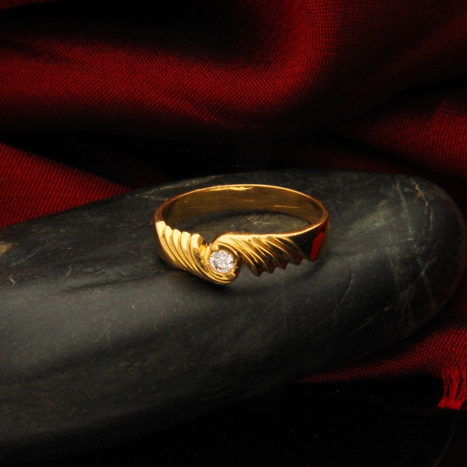 DIAMOND RING